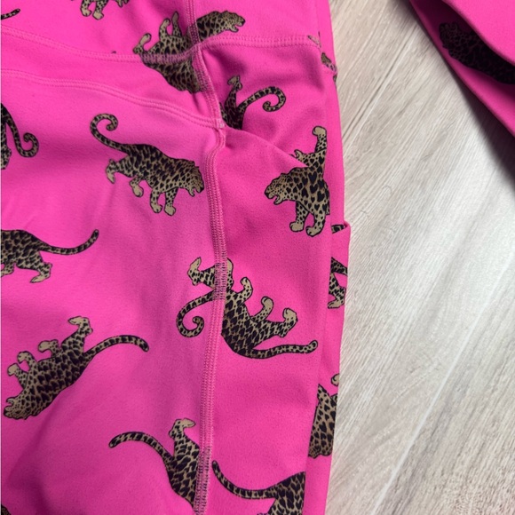 Fabletics Vibrant Pink Leopard Print Bra Set - Picture 3 of 3